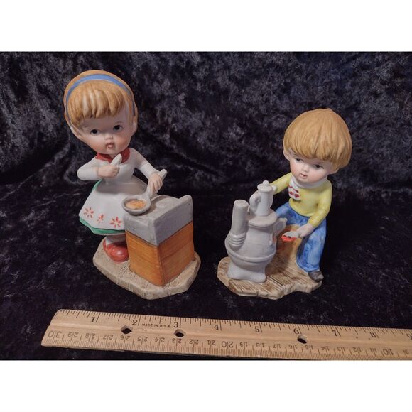 Vintage Lefton? Kitsch Boy Girl Cooking Pot Belly Stove Porcelain MCM Figurines - Picture 2 of 7